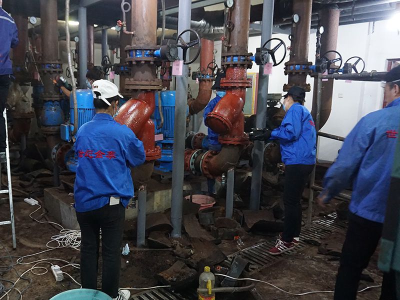 中央空調(diào)清洗維護(hù)施工現(xiàn)場(chǎng)